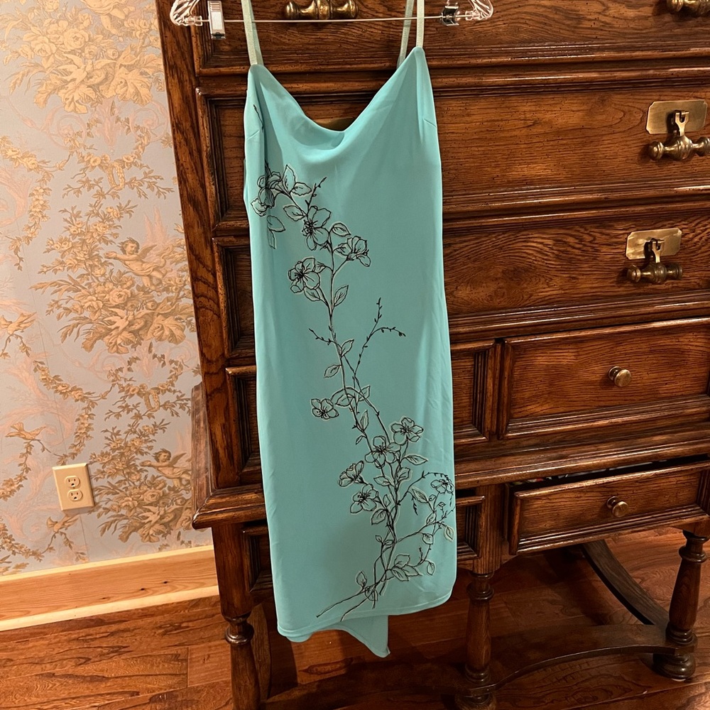 Cocktail dress with flowering detail.